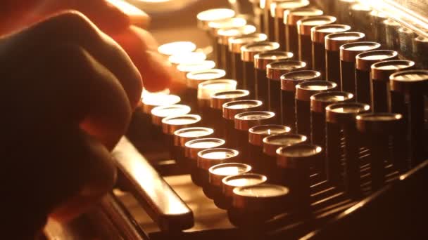 Gros plan de l'homme tapant sur une vieille machine à écrire rétro vintage   rétroéclairé   concept d'information, de médias ou de communication