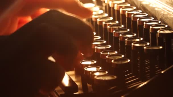 Detailní Záběr Muže Psaní Starý Retro Psací Stroj Podsvícený Zprávy — Stock video