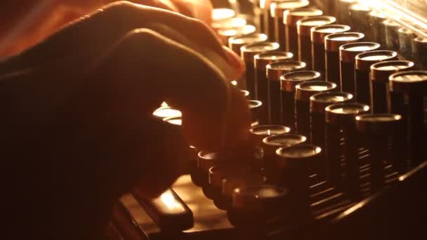 Gros plan de l'homme tapant sur une vieille machine à écrire rétro vintage   rétroéclairé   concept d'information, de médias ou de communication