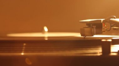 Plak plağındaki pikap iğnesini kapat. Turntable vinil çalıyor. Dönen siyah plağa iğne yap. Arkaplan