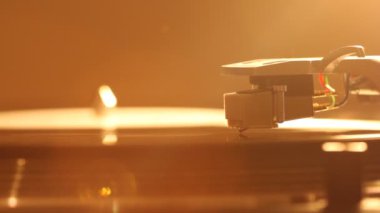 Plak plağındaki pikap iğnesini kapat. Turntable vinil çalıyor. Dönen siyah plağa iğne yap. Arkaplan
