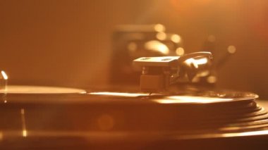 Plak plağındaki pikap iğnesini kapat. Turntable vinil çalıyor. Dönen siyah plağa iğne yap. Arkaplan
