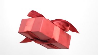 Noel ve yeni yıl kırmızı kutuları. Beyaz arka planda dönüşümlü dekorasyon. Mutlu Noeller ve mutlu yıllar.!