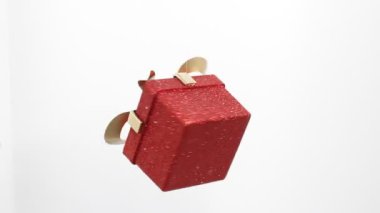 Noel ve yeni yıl kırmızı kutuları. Beyaz arka planda dönüşümlü dekorasyon. Mutlu Noeller ve mutlu yıllar.!