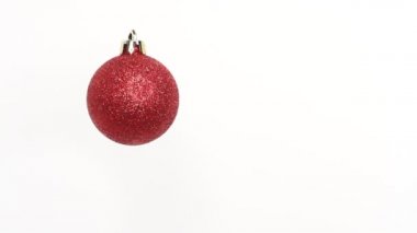 Noel ve Yeni Yıl Kırmızı Balosu. Beyaz arka planda dönüşümlü dekorasyon. Mutlu Noeller ve mutlu yıllar.!