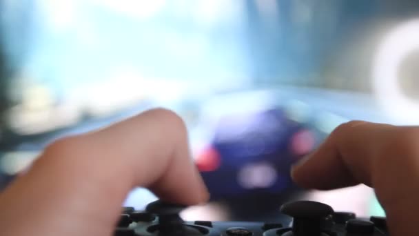 Крупный План Человеческих Рук Играющих Видеоигры Игровой Консоли Перед Широкоэкранным — стоковое видео