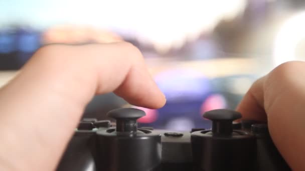 Geniş Ekran Nin Önündeki Oyun Konsolunda Oyun Oynayan Adamın Ellerine — Stok video