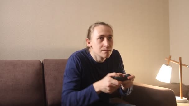 Fechar Mãos Homem Jogando Videogames Console Jogos Sentado Sofá — Vídeo de Stock