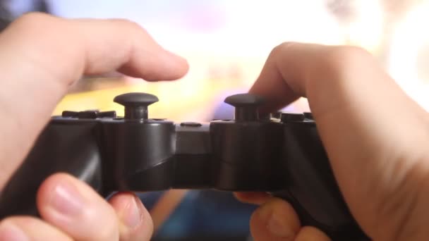 Fechar Mãos Homem Jogando Videogames Console Jogos Frente Widescreen — Vídeo de Stock