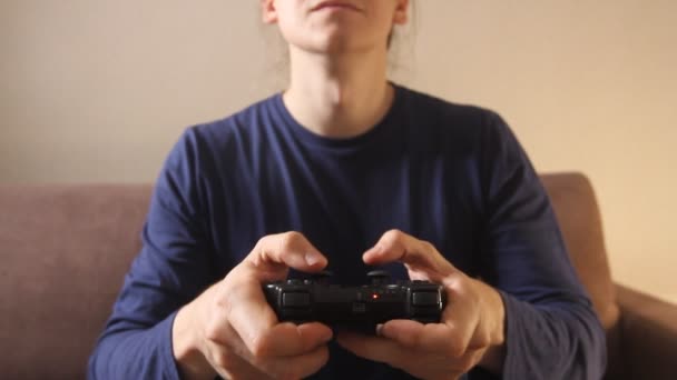 Primer Plano Las Manos Del Hombre Jugando Videojuegos Consola Juegos — Vídeos de Stock