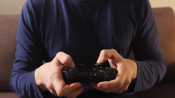 Primo Piano Delle Mani Dell Uomo Che Gioca Videogiochi Sulla — Video Stock