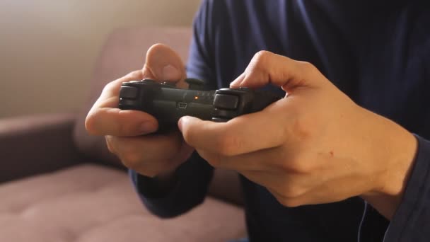 Közelkép Ember Kezét Játszik Videojátékok Játékkonzol Kanapén — Stock videók