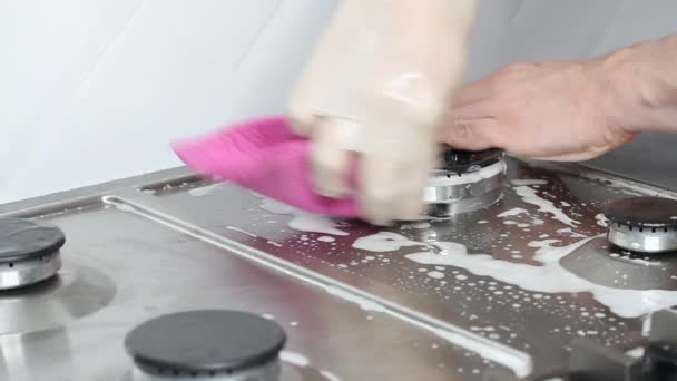 Een Vrouw Die Het Fornuis Schoonmaakt Keuken Huishoudelijk Concept — Stockvideo