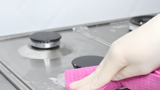 Mujer Limpiando Estufa Cocina Concepto Servicio Doméstico — Vídeo de stock