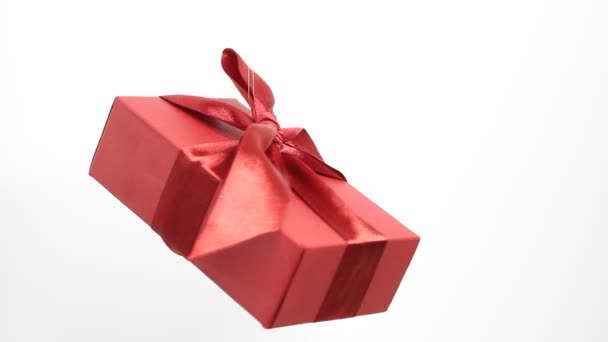 Natal Ano Novo Caixa Vermelha Decoração Rotativa Sobre Fundo Branco — Vídeo de Stock