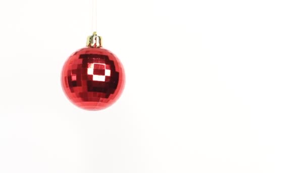 Natal Ano Novo Bola Vermelha Decoração Rotativa Sobre Fundo Branco — Vídeo de Stock