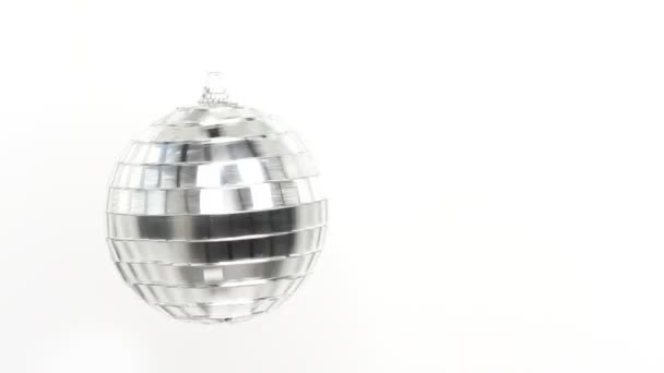 Disco Espelho Ball Spinning Fundo Branco — Vídeo de Stock