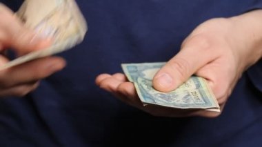 Adamın elleri Nepal banknotlarını sayıyor. Nepal Ulusal Para Birimi (NPR)