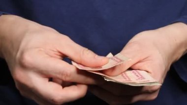 Adamın elleri Nepal banknotlarını sayıyor. Nepal Ulusal Para Birimi (NPR)