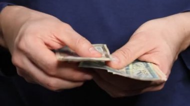 Adamın elleri Nepal banknotlarını sayıyor. Nepal Ulusal Para Birimi (NPR)