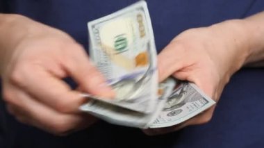 Darl blue fonundaki dolar banknotlarını sayan beyaz eller. Tasarruf, finans, ekonomi ve konsept 