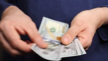 Darl blue fonundaki dolar banknotlarını sayan beyaz eller. Tasarruf, finans, ekonomi ve konsept 