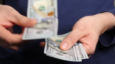 Darl blue fonundaki dolar banknotlarını sayan beyaz eller. Tasarruf, finans, ekonomi ve konsept 