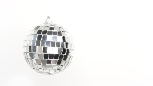 Disco Mirror Ball Spinning Белом Фоне — стоковое видео