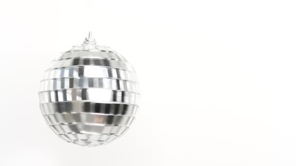 Disco Mirror Ball Spinning Белом Фоне — стоковое видео