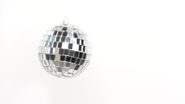 Disco Espelho Ball Spinning Fundo Branco — Vídeo de Stock