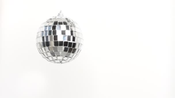 Disko Ayna Topu Beyaz Arkaplanda Dönüyor — Stok video