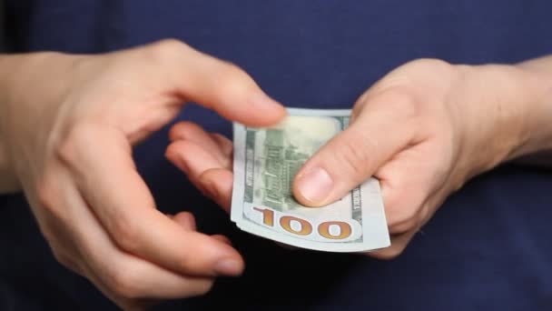 Mains Caucasiennes Comptant Les Billets Dollars Sur Fond Bleu Darl — Video