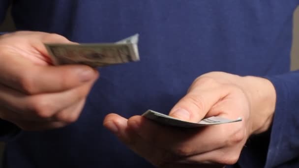 Blanke Handen Die Dollarbiljetten Tellen Een Donkerblauwe Achtergrond Besparingen Financiën — Stockvideo
