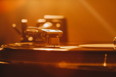 Plak plağındaki pikap iğnesini kapat. Dönüştürülebilir çalma