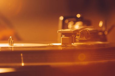 Plak plağındaki pikap iğnesini kapat. Dönüştürülebilir çalma