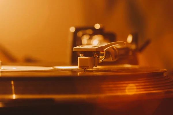 Cierre de la aguja giratoria en un disco de vinilo. Juego de mesa giratoria —  Fotos de Stock