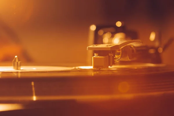 Cierre de la aguja giratoria en un disco de vinilo. Juego de mesa giratoria —  Fotos de Stock