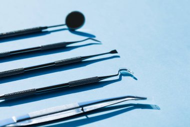 Mavi arka planda dişçi araçları: Diş sağlığı ve diş sağlığı