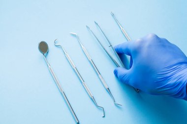 Mavi arka planda dişçi araçları: Diş sağlığı ve diş sağlığı 