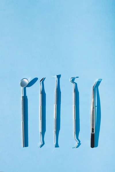 Herramientas de dentista sobre fondo azul: Higiene dental y salud — Foto de Stock