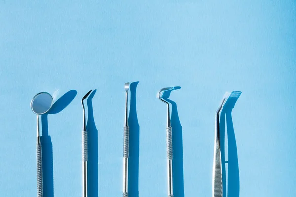 Herramientas de dentista sobre fondo azul: Higiene dental y salud — Foto de Stock