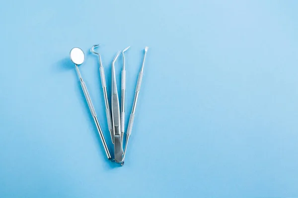 青い背景の歯科用ツール:歯科衛生と健康 — ストック写真