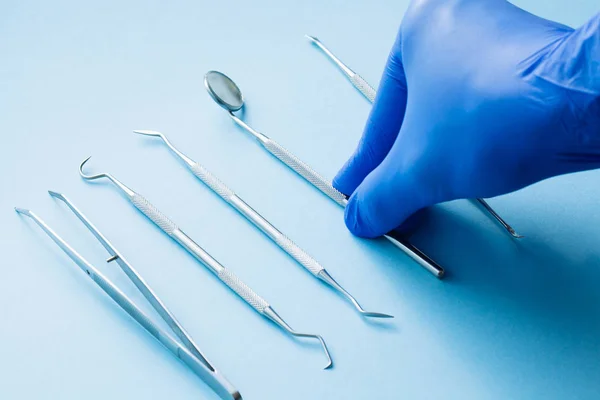 Tandläkare verktyg på blå bakgrund: tandhygien och hälsa — Stockfoto