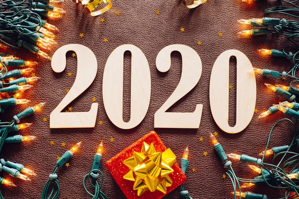 Composición de Navidad y Año Nuevo. 2020 símbolos y guirnalda — Foto de Stock