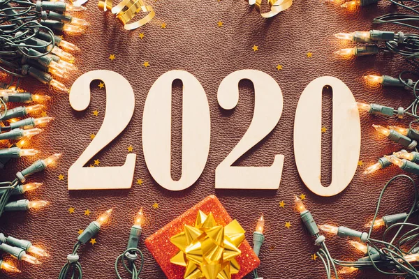 Composición de Navidad y Año Nuevo. 2020 símbolos y guirnalda — Foto de Stock