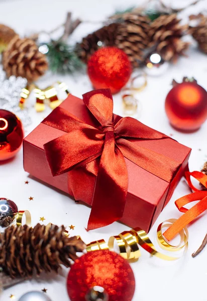 Χριστουγεννιάτικη κάρτα: κόκκινο κουτί δώρου και κλαδί χριστουγεννιάτικου δέντρου σε λευκό — Φωτογραφία Αρχείου