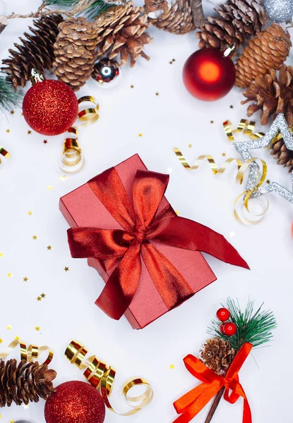 Carte de Noël : boîte cadeau rouge et branche de sapin de Noël sur blanc — Photo