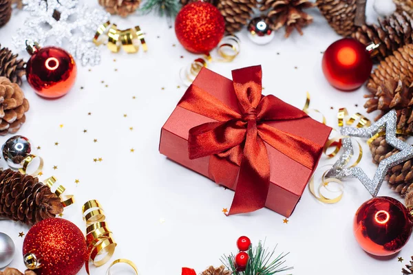 Weihnachtskarte: rote Geschenkschachtel und Weihnachtsbaumzweig auf weiß — Stockfoto