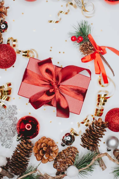 Carte de Noël : boîte cadeau rouge et branche de sapin de Noël sur blanc — Photo