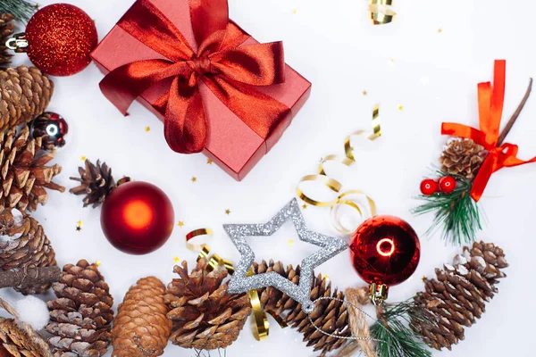 Carte de Noël : boîte cadeau rouge et branche de sapin de Noël sur blanc — Photo